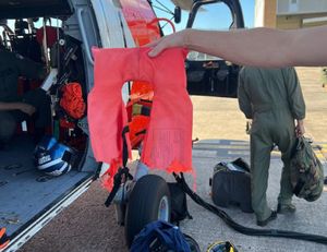 Obalna straža u zadnji čas izvukla tri brodolomca iz mora prepunog morskih pasa