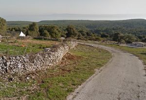 Na Braču izletio vozilom s makadama i udario u suhozid