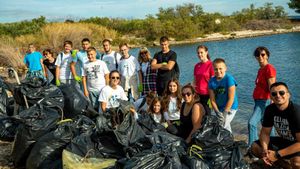 Sjajna mlada ekipa iz Trogira u tri sata s plaže skupila 1,2 tone otpada!