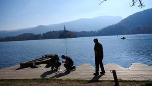 Ronioci iz Bledskog jezera izvukli srednjovjekovni čamac star 1200 godina