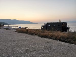 Poljaci u Split stigli besplatno kampirati i to oklopnim vozilom!