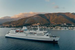 U Crnu Goru uplovio najveći brod knjižnica na svijetu