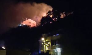 DRAMATIČNA NOĆ NA ISTOKU SPLITA Požar progutao hektar borove šume i niskog raslinja!
