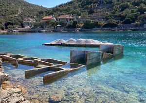 Zbog jezivih primjera devastacije, novi zakon propisuje do 130 tisuća eura za privatnu plažu ili mol za vezivanje broda!