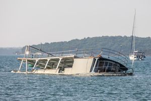 Ispred Medulina već dva tjedna tone brod - Vlasnik: "Nisam našao službu za podvodne radove"