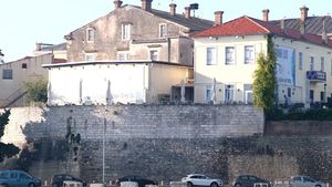 Čudna tekućina slijeva se sa zadarskih zidina