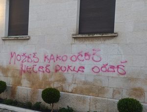 Zgrada makarske gradske uprave išarana grafitima: "Možeš kako oćeš, nećeš dokle oćeš"