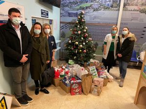 Darovi "pomoraca dobrih srca" -Studenti Pomorskog fakulteta darivali najmlađe pacijente KBC-a Rijeka