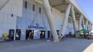 PUTNICI ZGROŽENI Pijan urinirao u prostoru zadarske luke Gaženica