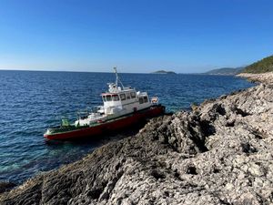 FOTO Objavljeni detalji broda, nasukanog na otoku Korčuli: "Još u Grčkoj mu se izgubio svaki trag!"
