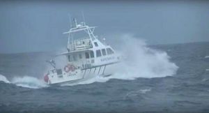 Životno ugrožena pacijentica s Raba, po 5-metarskim valovima uspješno prebačena do bolnice!