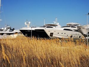 POLICIJA PRIVELA NEKOLIKO OSOBA Racije po Šibeniku i Splitu zbog ilegalnog isplovljavanja zaplijenjene jahte Irine VU