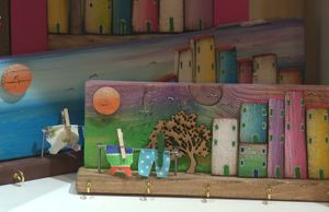 Uz galebove i ribare umjetnica uzima ono što joj more daje i stvara prava mala umjetnička djela