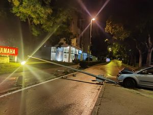 Bura na zadarskom području osim borova, čupala i stupove javne rasvjete