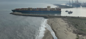 VIDEO MSC-ov kontejnerski brod dug 340 m, nasukao se u važnoj talijanskoj luci