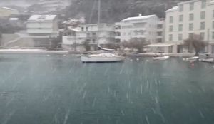 Snijeg se spustio do mora!