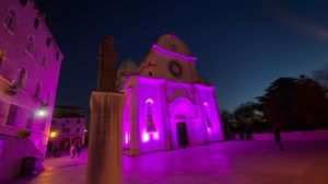 Katedrala svetog Jakova i Hrvatsko narodno kazalište u Šibeniku zasvijetlili ljubičastom bojom