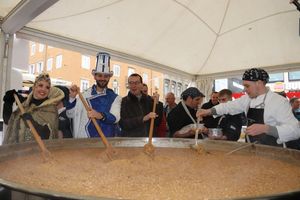 FOTO Na Korzu održane tradicionalne Maškarana maneštra i  Maškarana jota