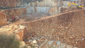 Dvojica općinskih vijećnika u Segetu sjedila na cesti i blokirala put prema kamenolomu