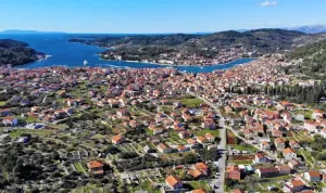 Za 70. rođendan Srednja škola Vela Luka dobila izložbu "Život jednog 70-godišnjaka"