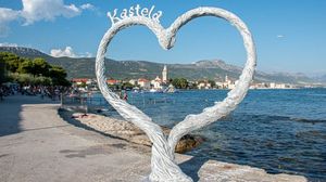 Diljem Kaštela divljaci oštetili skulpture Srce - izvor života