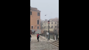 Traži se mladić koji je sa zgrade skočio u venecijanski kanal