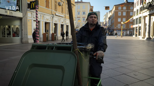 VIDEO Uvijek dobro raspoloženi Dejan već devet godina čisti riječki Korzo