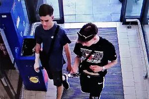 FOTO Ovu dvojicu traži policija zbog krađe električnog romobila u Novom Vinodolskom