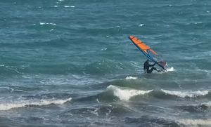 VIDEO Jugo na splitskim Bačvicama zamijenilo piciginaše surferima