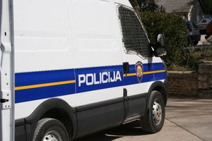Razbio staklo retrovizora na marici - Riječka policija ga odmah privela