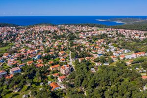 Nekada idiličan gradić s tipičnim starim kućama, danas je morbidno preizgrađen