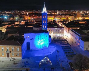 Sinoć je sv. Donat uz Svjetski dan svjesnosti o autizmu bio obasjan plavo