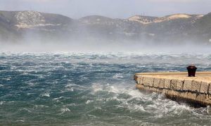 OLUJNA I ORKANSKA BURA Paraliziran promet prema otocima, veliki problemi na cestama