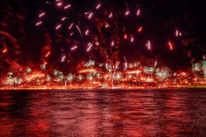 Navijačka proslava u Šibeniku i šutnja policije - 6 požara, izgorio automobil, bengalke završile u šumi i moru - Vatrogasci: "Organizacija je bila neozbiljna!"