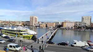 APSURD U ZADRU Dva kraja mosta, dva različita pravila za koncesije izletničkim brodovima