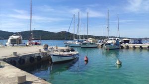 Ilegalna marina ispred pansiona Nikola u Tisnom