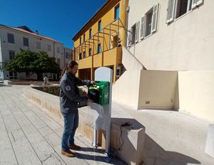 U Poreču postavljen vanjski automatski defibrilator na Trgu slobode, uskoro jedan i na rivi