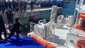 Krštenje brodice za hitne intervencije - Kuma se namučila oko razbijanja šampanjca