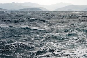 Jako jugo na cijelom Jadranu, u prekidu neke linije prema Kvarneru i Elafitima