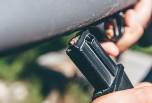 Stariji muškarac u Bolu ozlijedio drugog jer su u automobilu držali napunjenu pušku