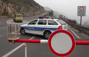 Njemica zaustavljena zbog bure, ali izvrijeđala policajce i nastavila vožnju