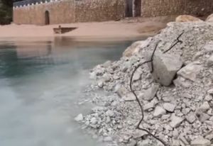 Šuta s komadima željeza nasipa se u more - Grad Omiš: "Sve je legalno i nije građevinski otpad"