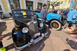 FOTO U Rijeci startao 27. Oldtimer auto rally