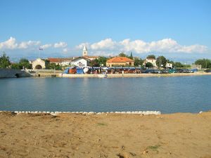 Pijani Kosovar automobilom sletio u more kod Nina