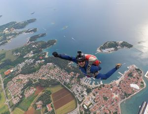Atrakcija u Poreču: "International parachute championship" doveo padobranske skokove na Peškeru