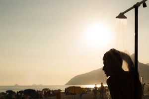 Zbog velike potrošnje vode, Krk uvodi naplatu tuširanja na plaži, poznata je i cijena