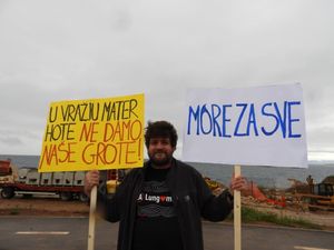 Prosvjed u Umagu protiv devastacije savudrijske obale: "Naše turiste presreću naoružani stražari i tjeraju ih s plaže"