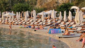 FOTO: PRAZNE LEŽALJKE NA SPLITSKOJ PLAŽI "Ima gostiju, ali cijena iznosi cijelu jednu dnevnicu!"