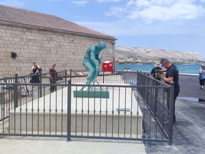 Pažanima zasmetali asfalt i ograda oko skulpture Solar: "Što je ovo, kokošinjac?"