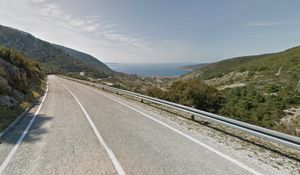 Automobil sletio u provaliju na Visu, poginula putnica